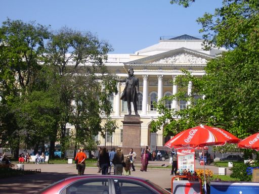 Statue de Pouchkine et Muse de Russie