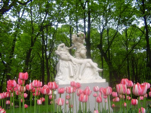 Une statue dans les jardins