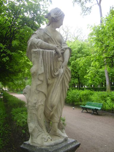 Une statue dans les jardins d't