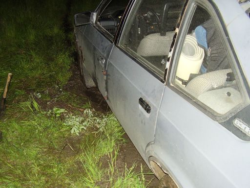 Hou la belle voiture dans la boue