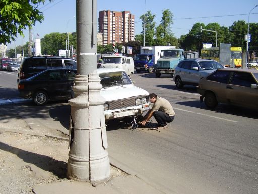 Il change une roue sur une des plus grosse avenues de Moscou