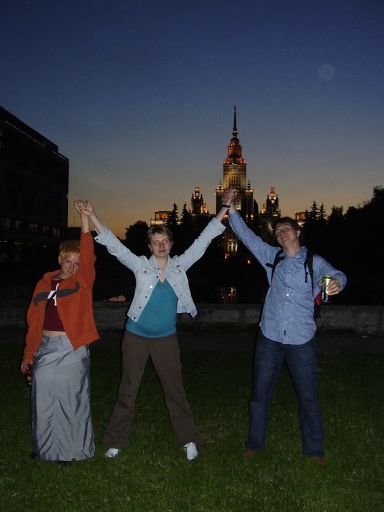 Mes guides devant l'universit de Moscou